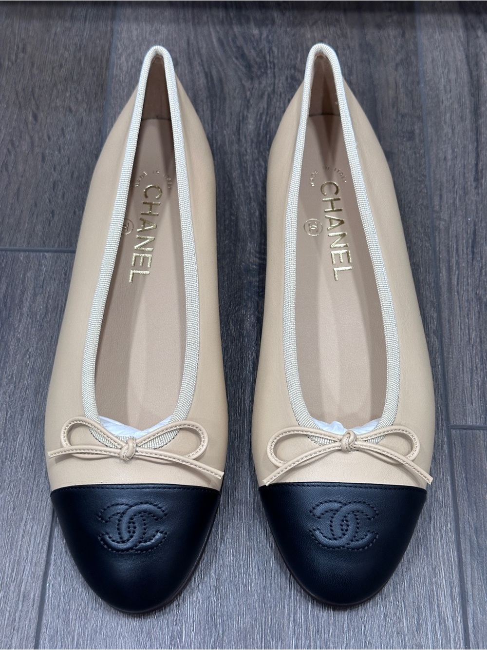 CHANEL CC LOGO BEIGE & BLACK LEATHER BALLET BALLERINA FLATS SHOES Size 40